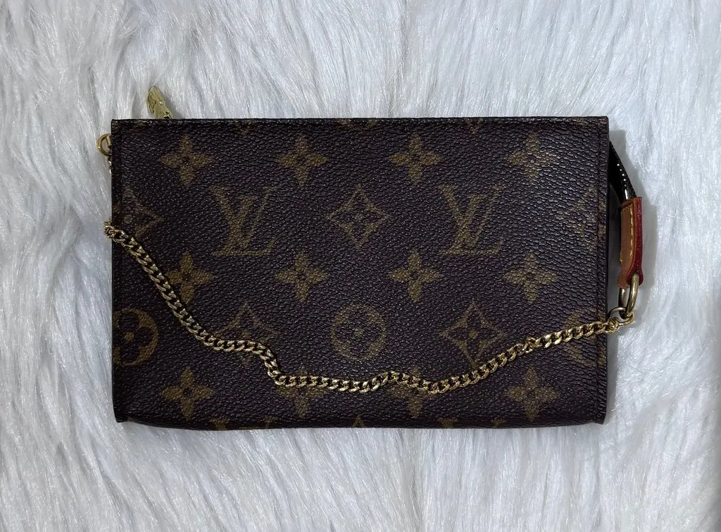 Louis Vuitton Monogram Bucket Pouch with chain Beige Canvas Good - Model View