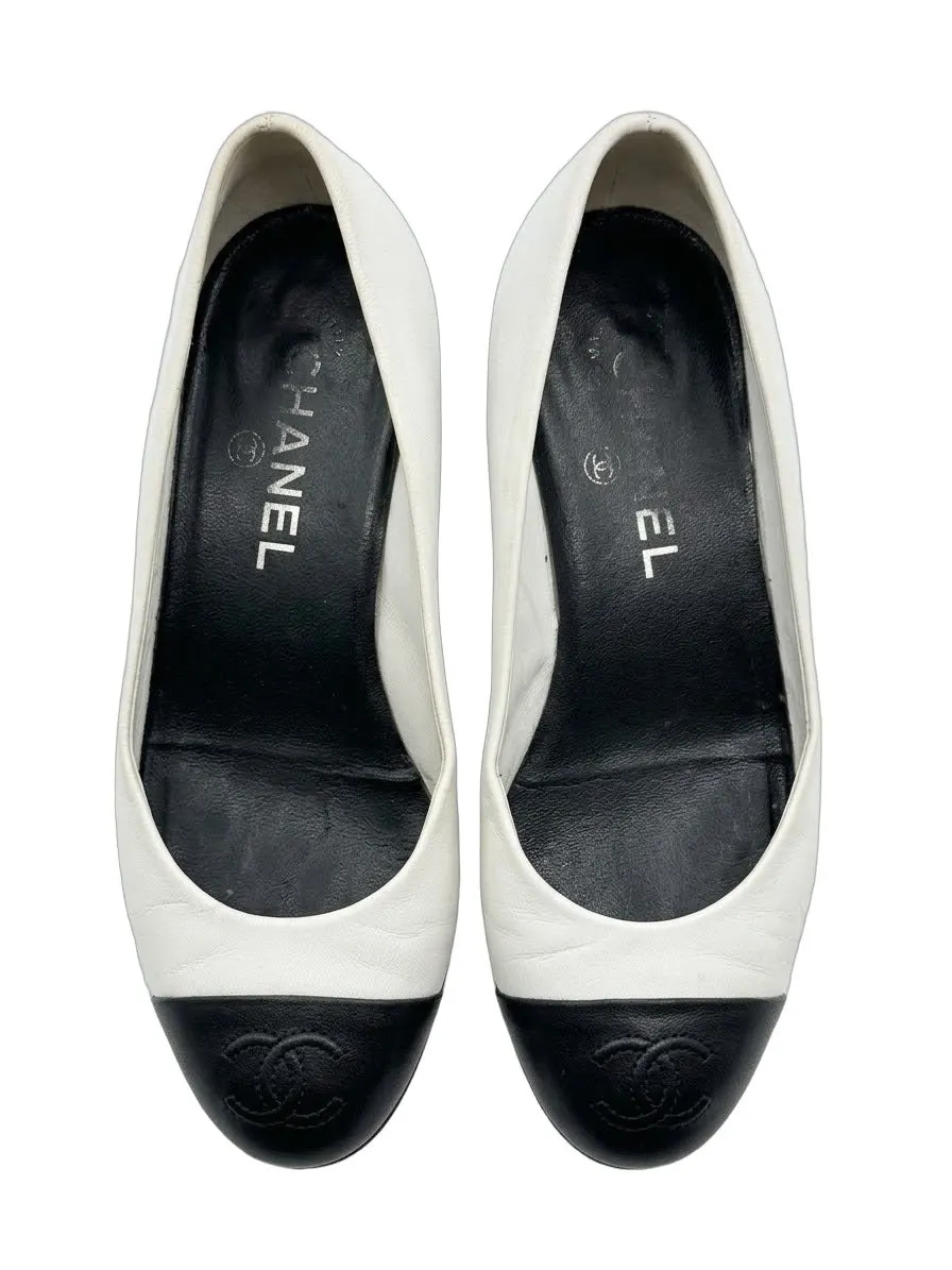 Chanel Two Tone Lambskin CC Cap Toe Flat Pump White & Black size 35C Black Leather Good - Front View