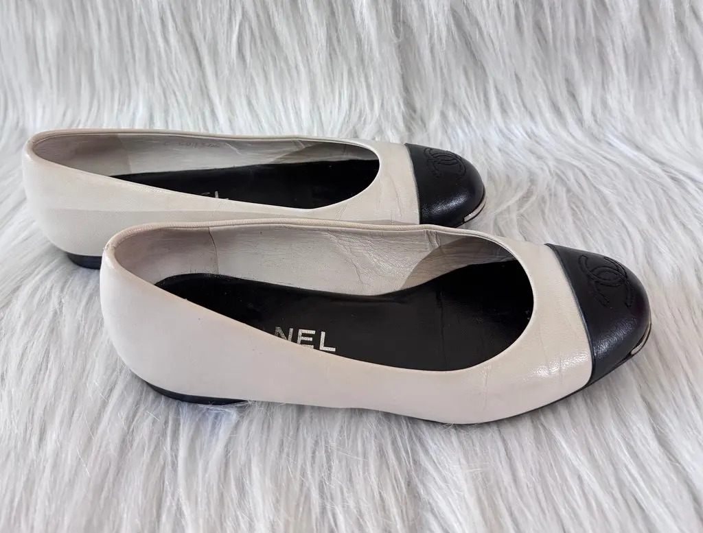 Chanel Two Tone Lambskin CC Cap Toe Flat Pump White & Black size 35C Black Leather Good - Inside View