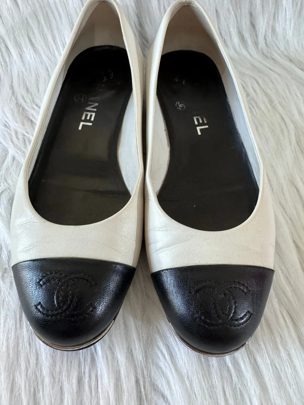 Chanel Two Tone Lambskin CC Cap Toe Flat Pump White & Black size 35C Black Leather Good - Model View