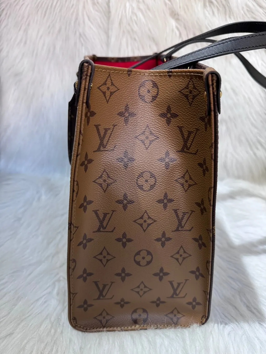 Louis Vuitton Monogram Reverse On the Go MM Gold Canvas Good - Inside View
