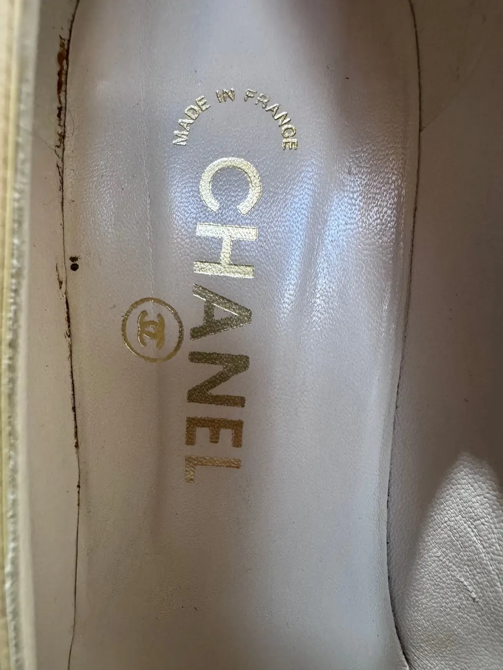 Chanel Classic Two Tone Cap-Toe Pump size 37.5 Black Leather Good - Inside View