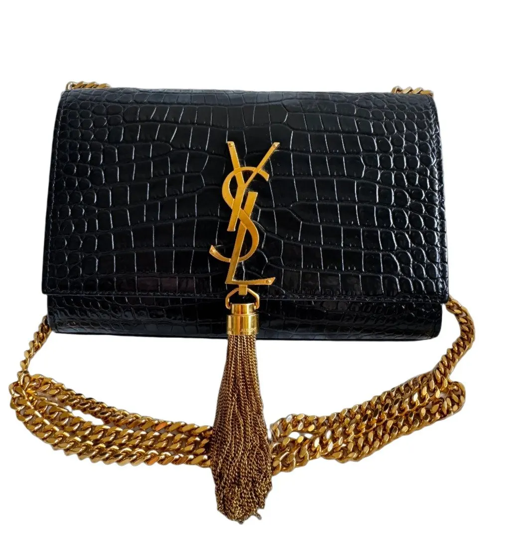Saint Laurent حقيبة كتف صغيرة من الجلد الأسود بنقشة جلد التمساح مزينة بشرابة