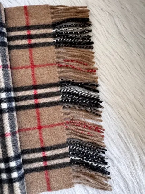 Burberry Check Brown Cashmere Fringed Muffler-01 Brown Wool Never worn - Model View