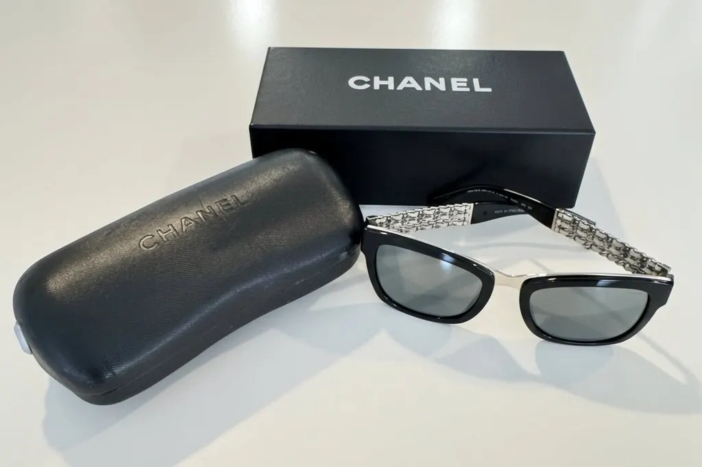 Chanel Butterfly sunglasses Black Good - Model View