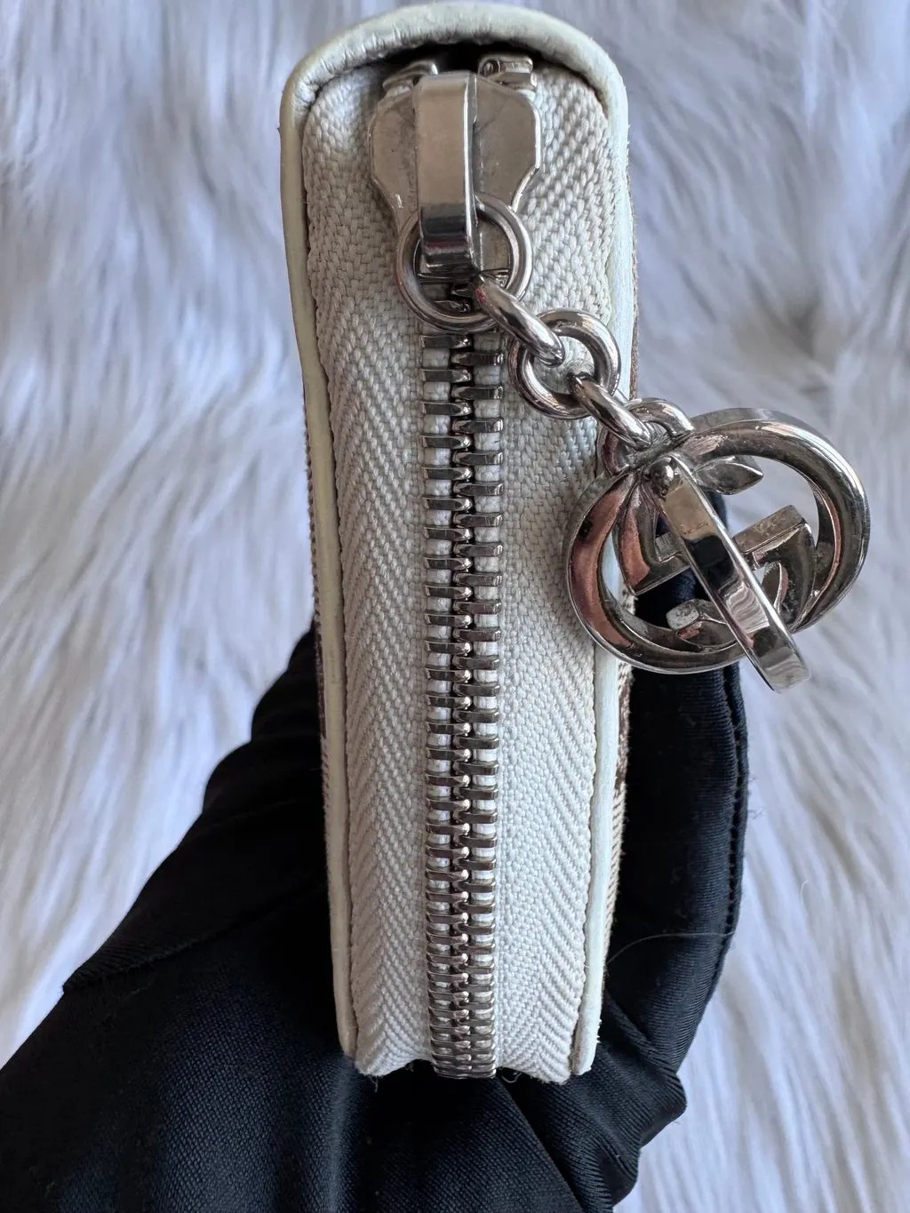 Gucci GG Supreme Zip Around Long Wallet White Canvas Good - Model View