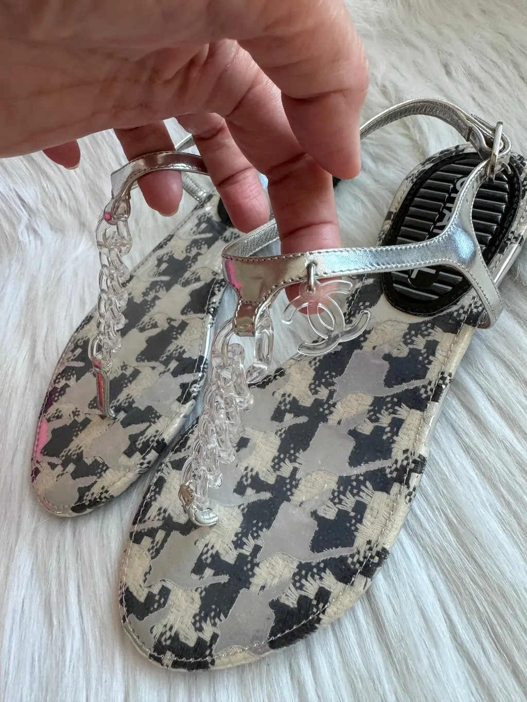 Chanel Clear Chain CC Logo Thong Tweed Flat Sandal size 35 White Tweed Good - Inside View
