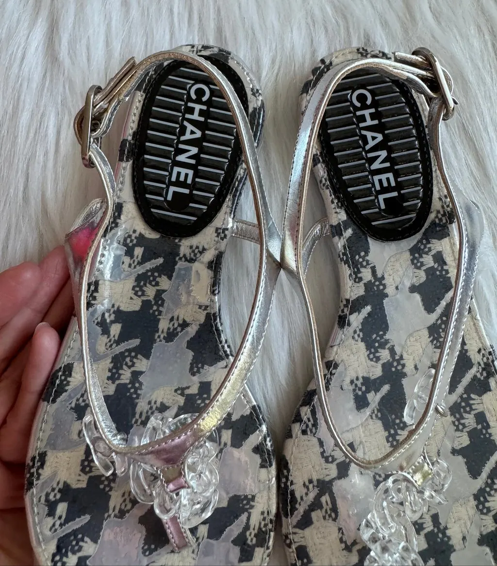 Chanel Clear Chain CC Logo Thong Tweed Flat Sandal size 35 White Tweed Good - Model View