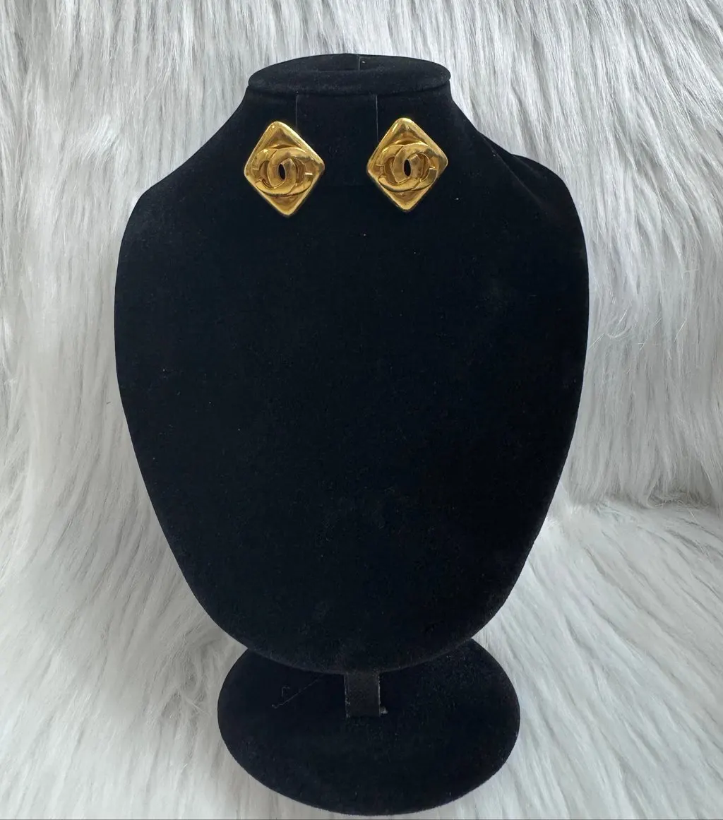 Chanel Coco Mark Diamond Shape Clip-On earrings Gold Good - Model View