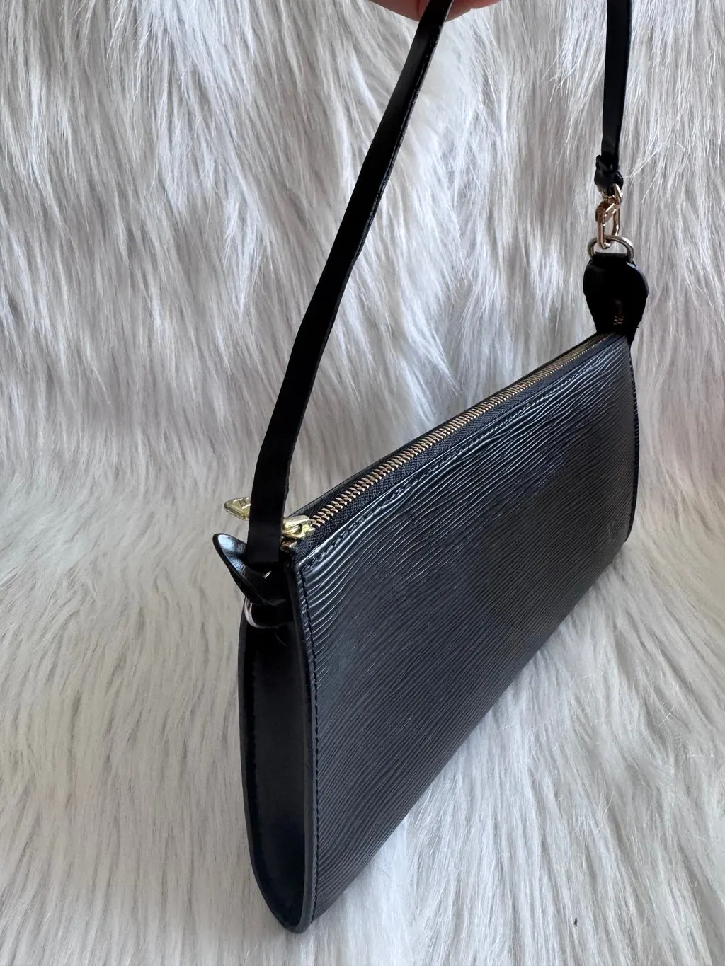 Louis Vuitton Epi Pochette Accessoires Black Shoulder Bag Black Leather Very good - Model View