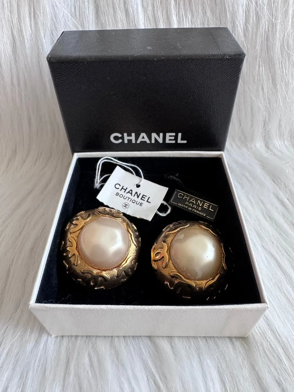 Chanel CC Logo Pearl Clip-On earrings Gold Very good - Model View