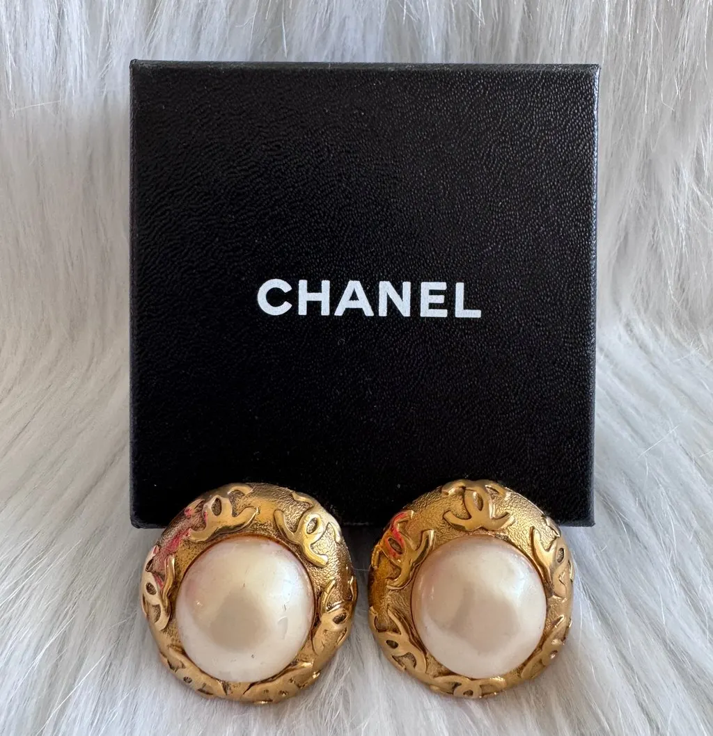 Chanel CC Logo Pearl Clip-On earrings Gold Very good - Box View