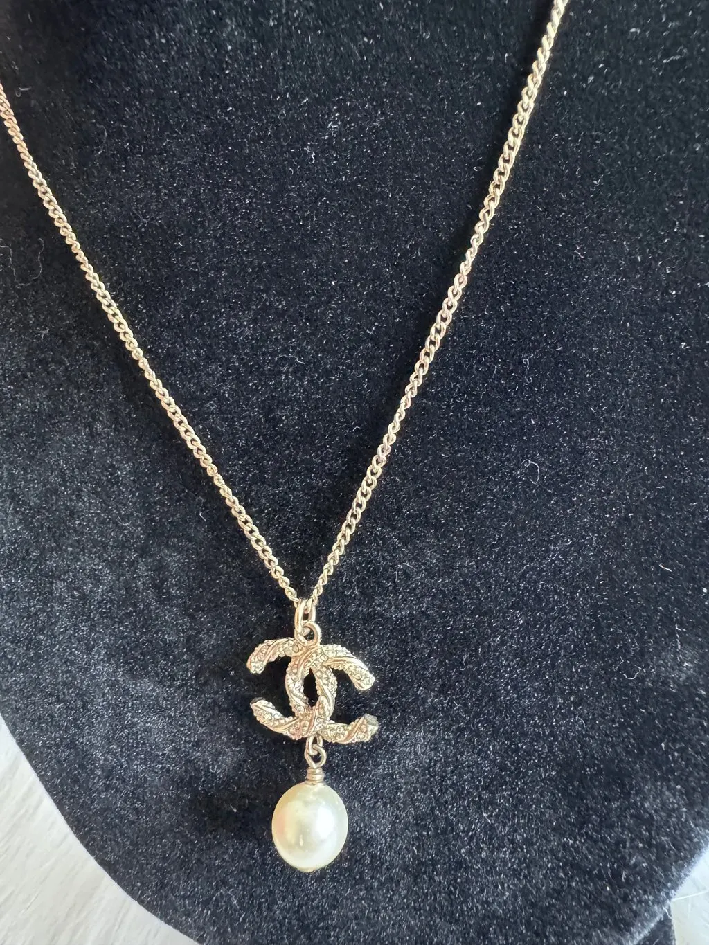 Chanel CC Crystal Pearl Gold Tone Pendant Necklace Gold Lace Good - Box View