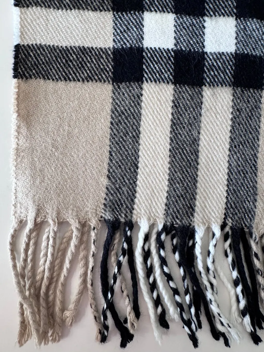 Burberry Beige & Black Cashmere Check Fringed Muffler Black Wool Never worn - Inside View