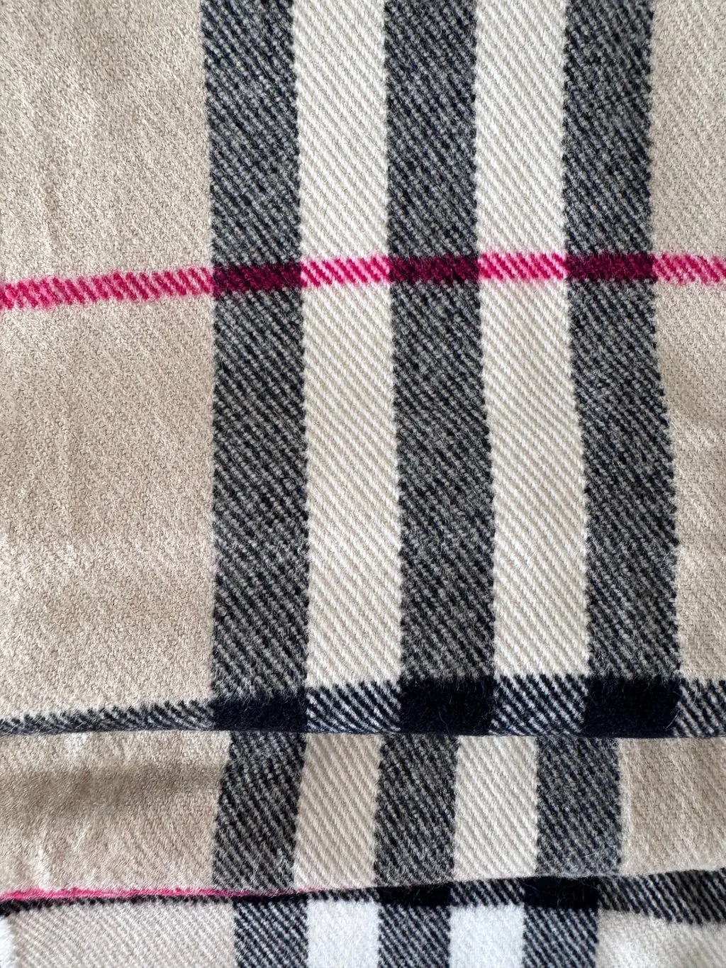 Burberry Beige & Black Cashmere Check Fringed Muffler Black Wool Never worn - Model View