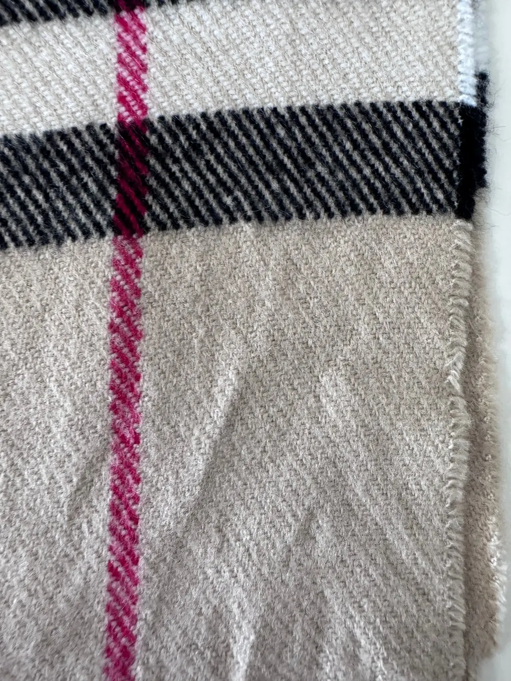 Burberry Beige & Black Cashmere Check Fringed Muffler Black Wool Never worn - Box View