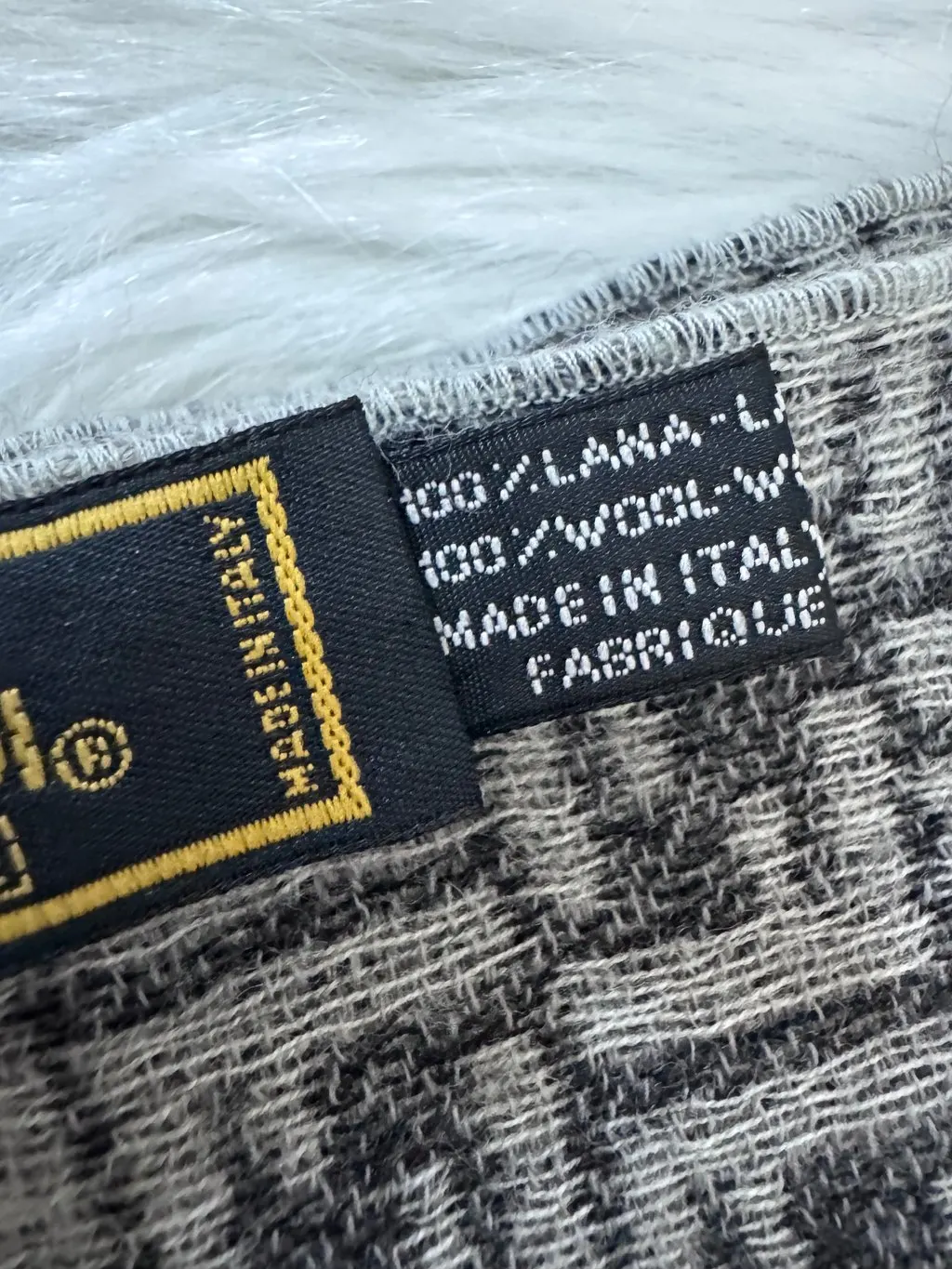 Fendi Gray Wool Fringed Muffler Grey Wool Never worn - Inside View