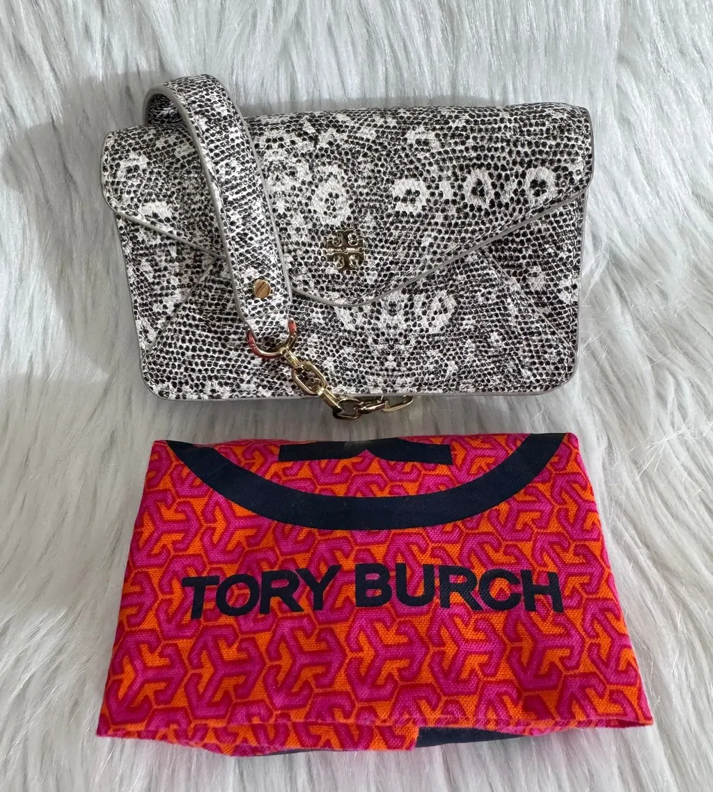 Tory Burch Robinson Envelope Chain Wallet White Leather Good - Model View