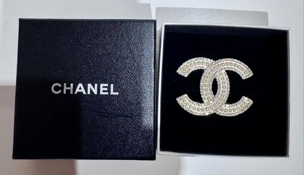 Chanel CC Pearl Crystal Brooch Gold Good - Box View