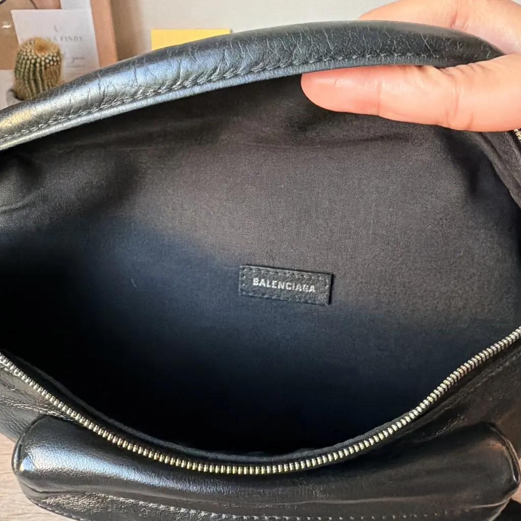 Balenciaga Belt bag Black Very good - Model View