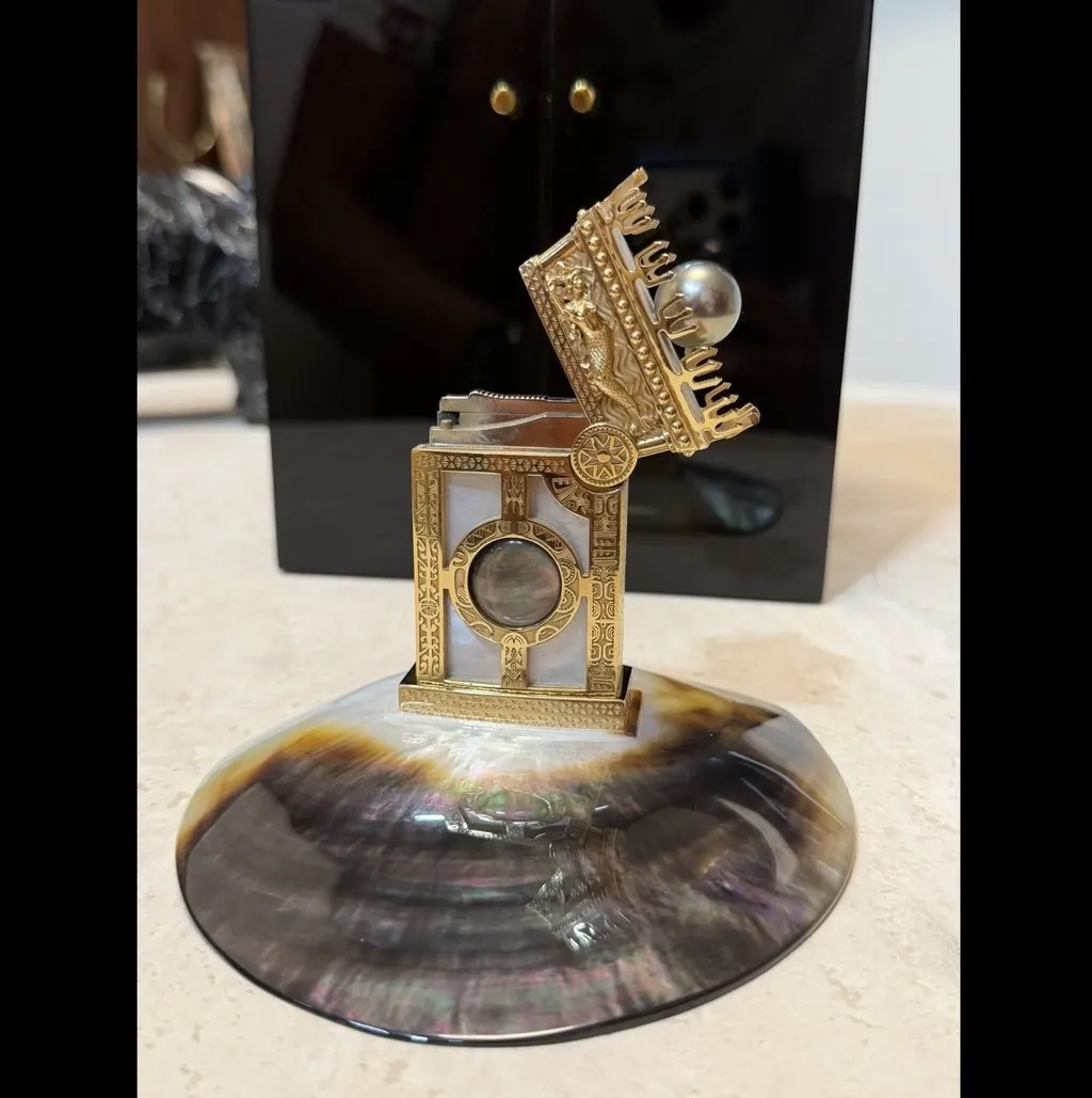 S.T. Dupont King Of Pearl Lighter Limited Edition Gold Gold Never worn - Back View