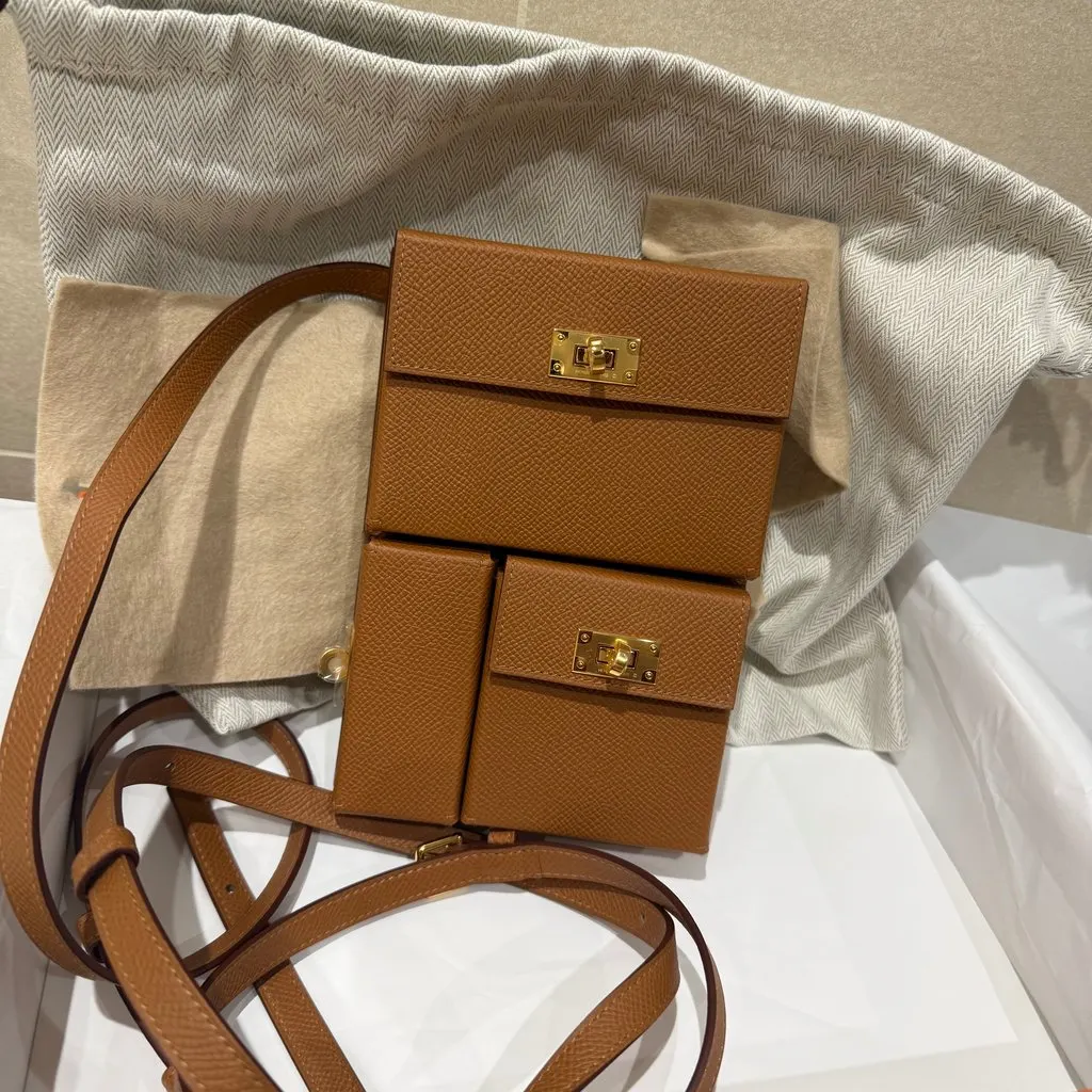 Hermès Kelly Multipocket Brown Never worn, with tag - Model View