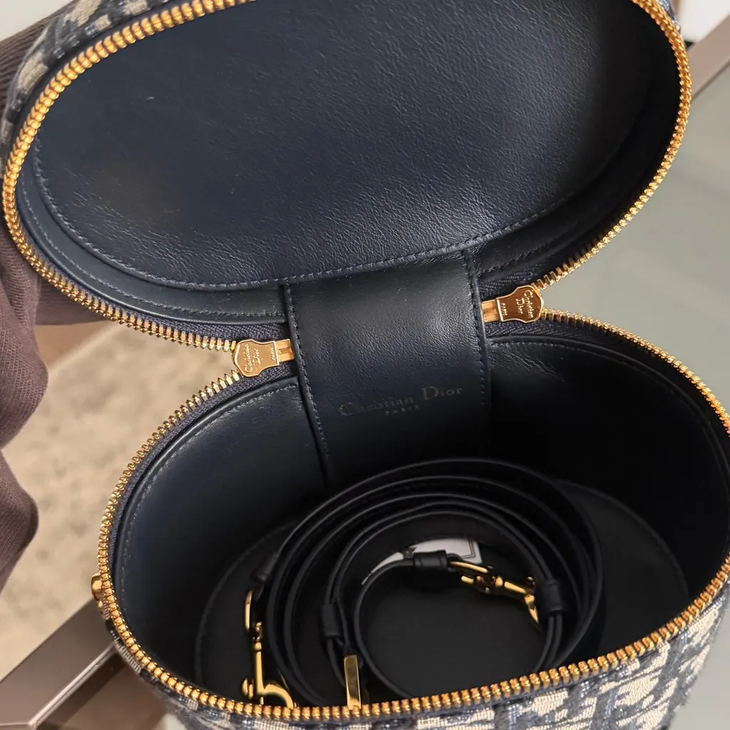 Dior 30 Montaigne Navy Canvas Never worn, with tag - Model View