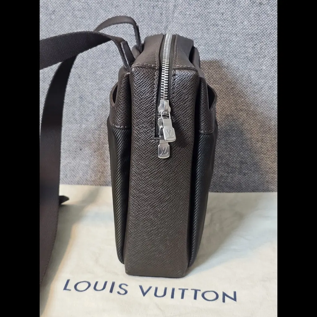 Louis Vuitton Taiga Sayan Shoulder Brown Leather Good - Inside View