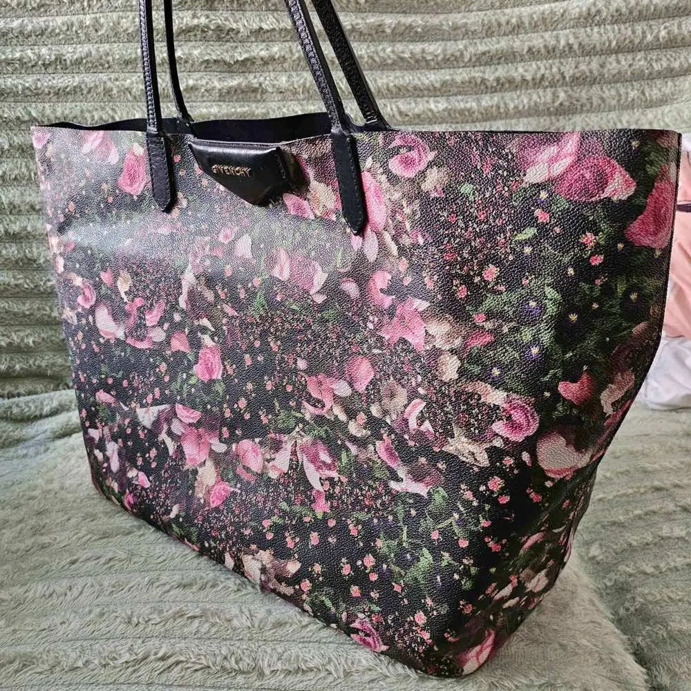 Givenchy Antigona Tote MultiColor Canvas Gold Good - Model View