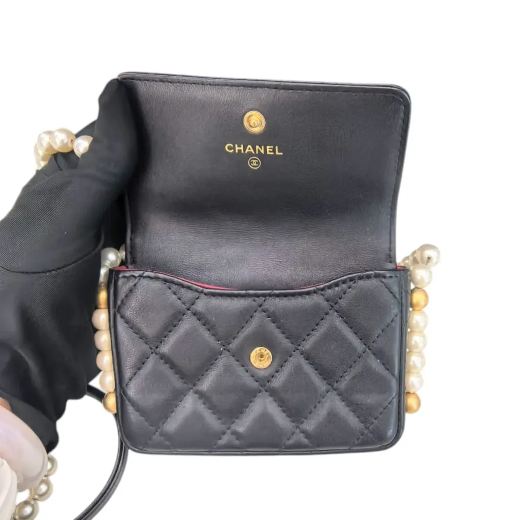 Chanel Pearls Flap Black Leather Very good - Model View
