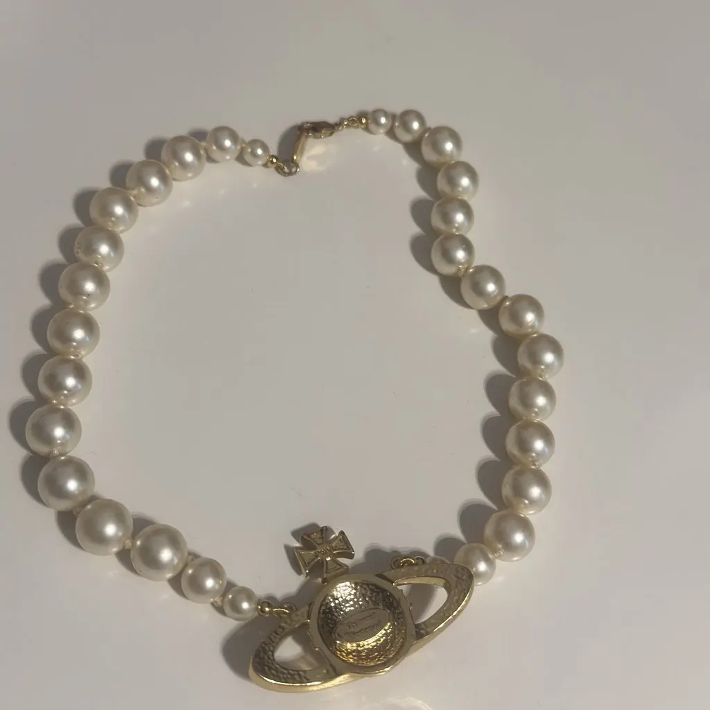 Vivienne Westwood Vivienne Westwood One Row Pearl Bas Relief Choker Necklace – Gold/Cream/Crystal White Pearl Very good - Back View