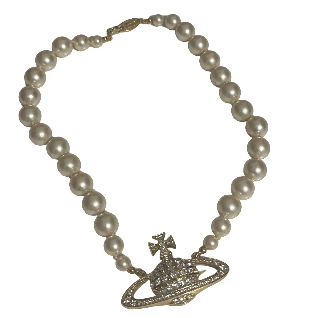 Vivienne Westwood Vivienne Westwood One Row Pearl Bas Relief Choker Necklace – Gold/Cream/Crystal