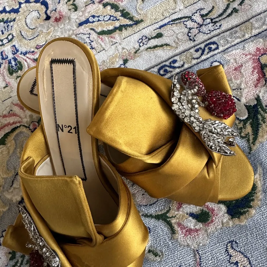 N°21 Elegant N°21 satin slides with jeweled cherry embellishments and crystal detaili Gold Satin Very good - Inside View