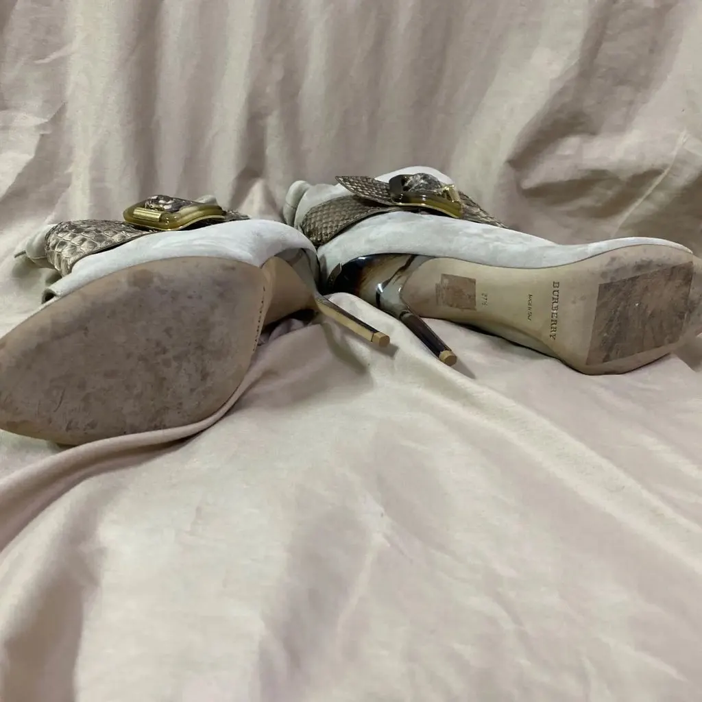Burberry Elegant taupe suede ankle boots with authentic python leather trim and buckle Si MultiColor Very good - Box View
