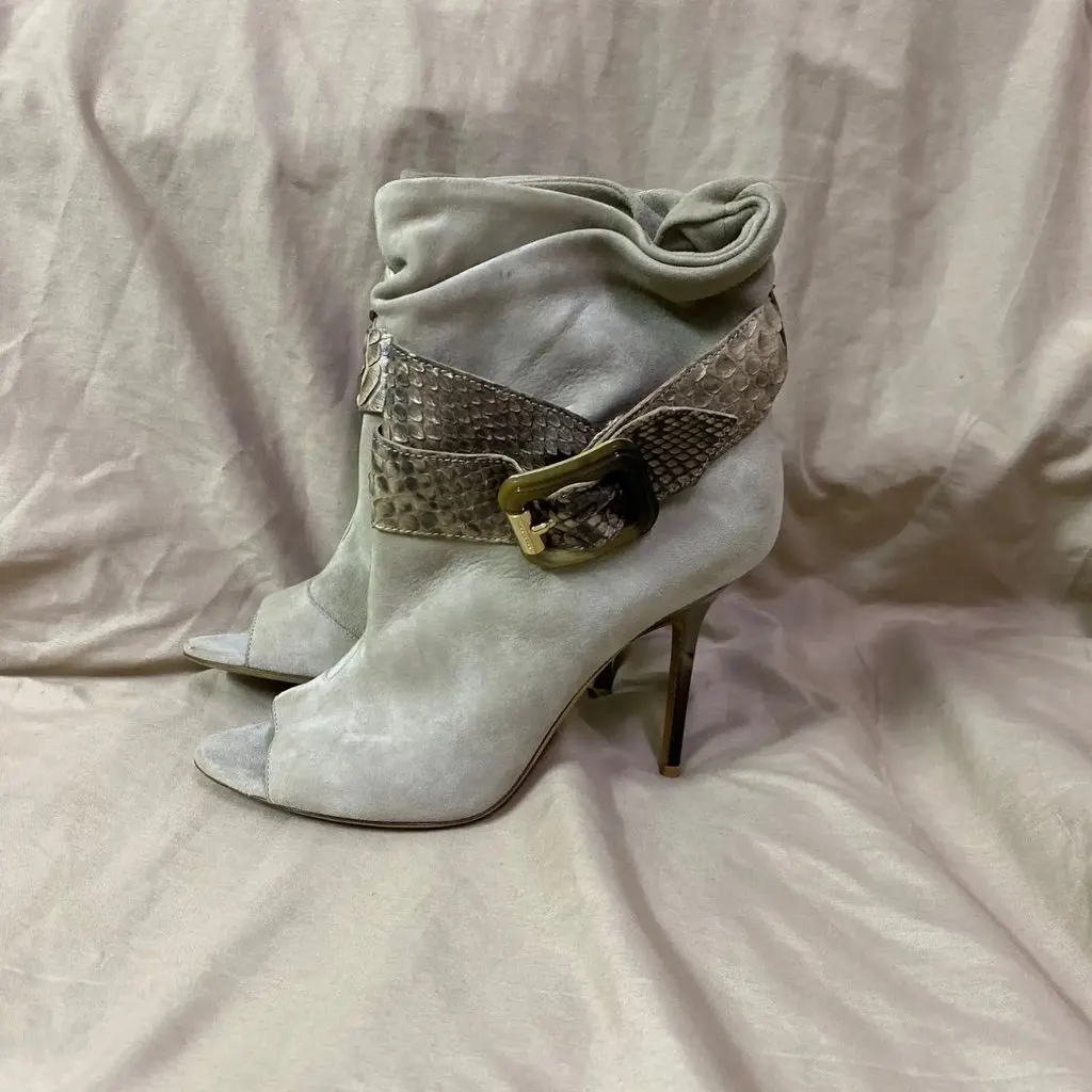 Burberry Elegant taupe suede ankle boots with authentic python leather trim and buckle Si MultiColor Very good - Model View