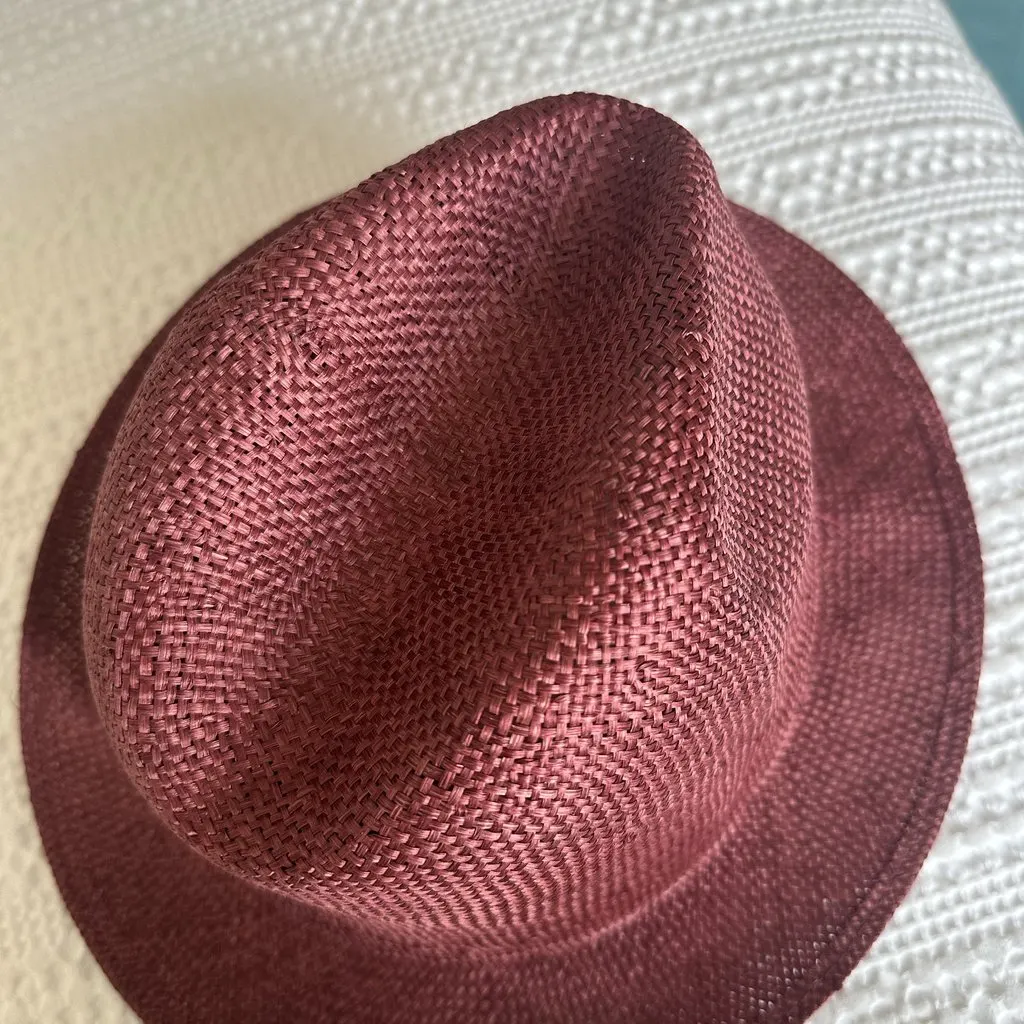 Borsalino Elegant Borsalino woven fedora in a distinctive burgundy tone, crafted in Italy and kept in near-new condition. Burgundy Very good - Box View