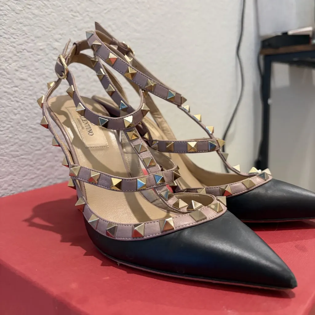 RED VALENTINO GARAVANI Used Preowned Valentino Garavani Rockstud Ankle Strap Pumps in Black and Poudre Leather Black Leather Very good - Back View