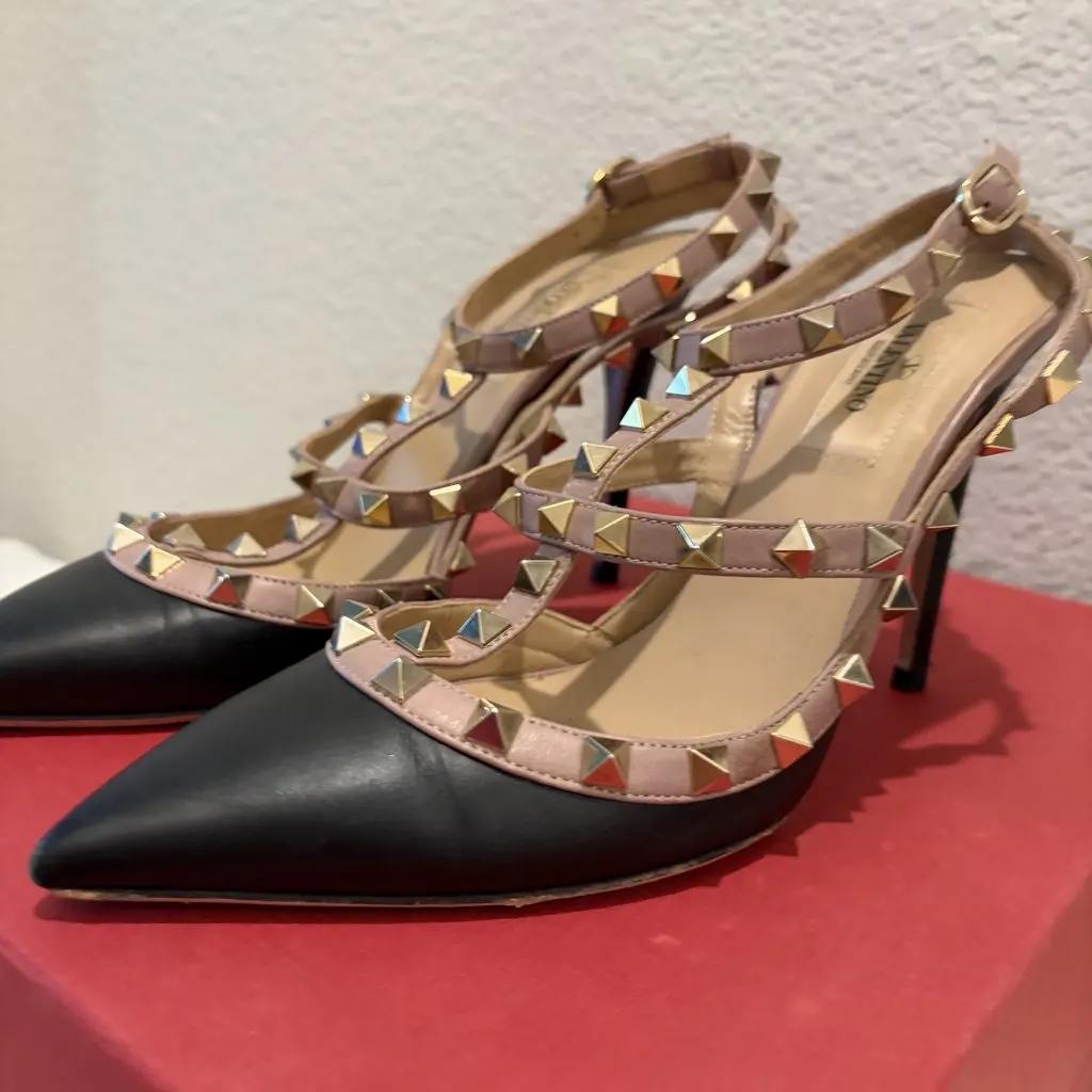 RED VALENTINO GARAVANI Used Preowned Valentino Garavani Rockstud Ankle Strap Pumps in Black and Poudre Leather Black Leather Very good - Inside View
