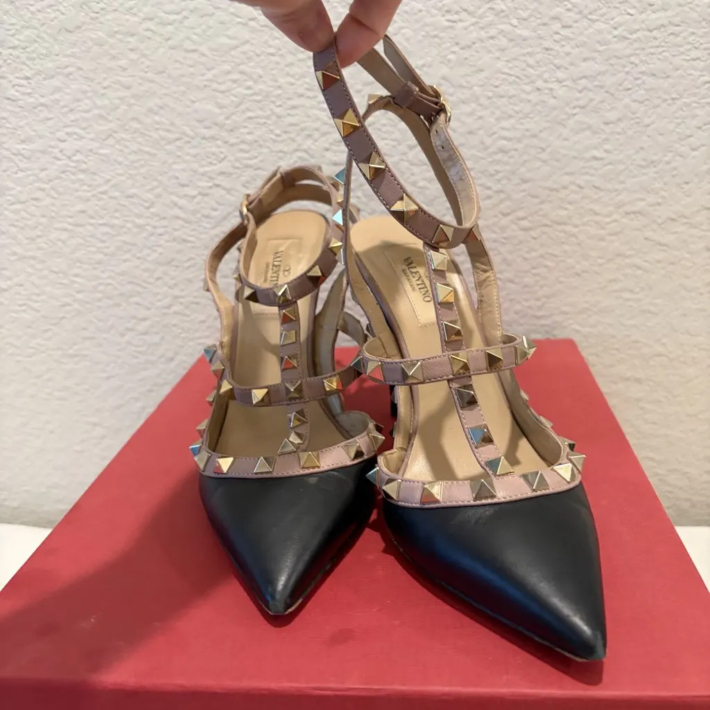 RED VALENTINO GARAVANI Used Preowned Valentino Garavani Rockstud Ankle Strap Pumps in Black and Poudre Leather Black Leather Very good - Model View