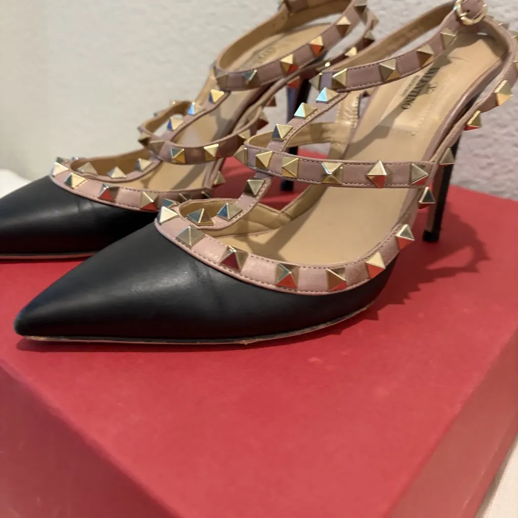 RED VALENTINO GARAVANI Used Preowned Valentino Garavani Rockstud Ankle Strap Pumps in Black and Poudre Leather Black Leather Very good - Box View