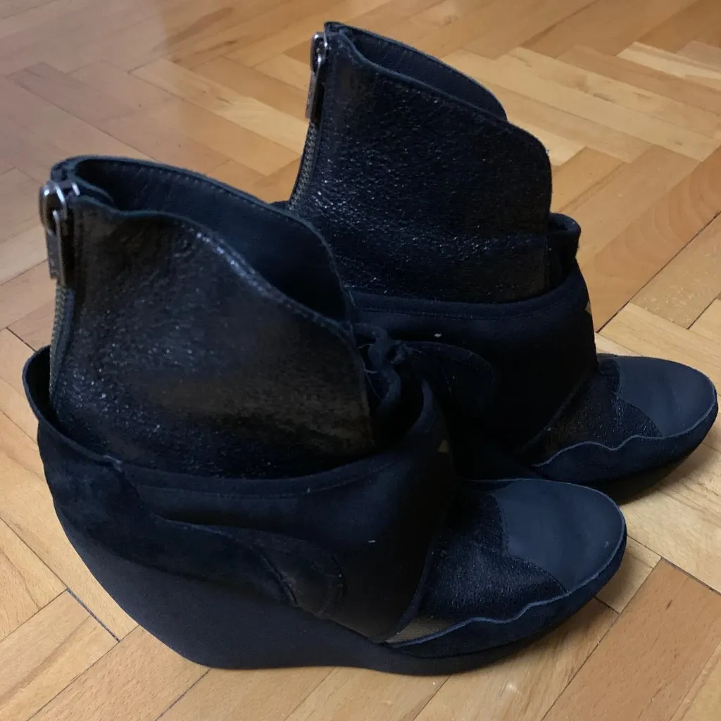 Y-3 Very comfortable,great fir ant weather Black Leather Very good - Model View