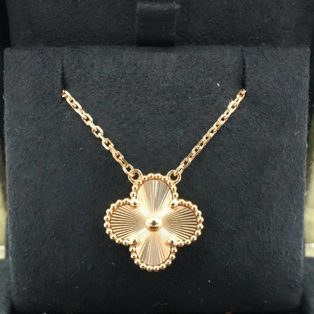 Van Cleef & Arpels Vintage Alhambra Pedant, 18K YG, Guilloche 6.6 g Gold Gold Very good - Back View