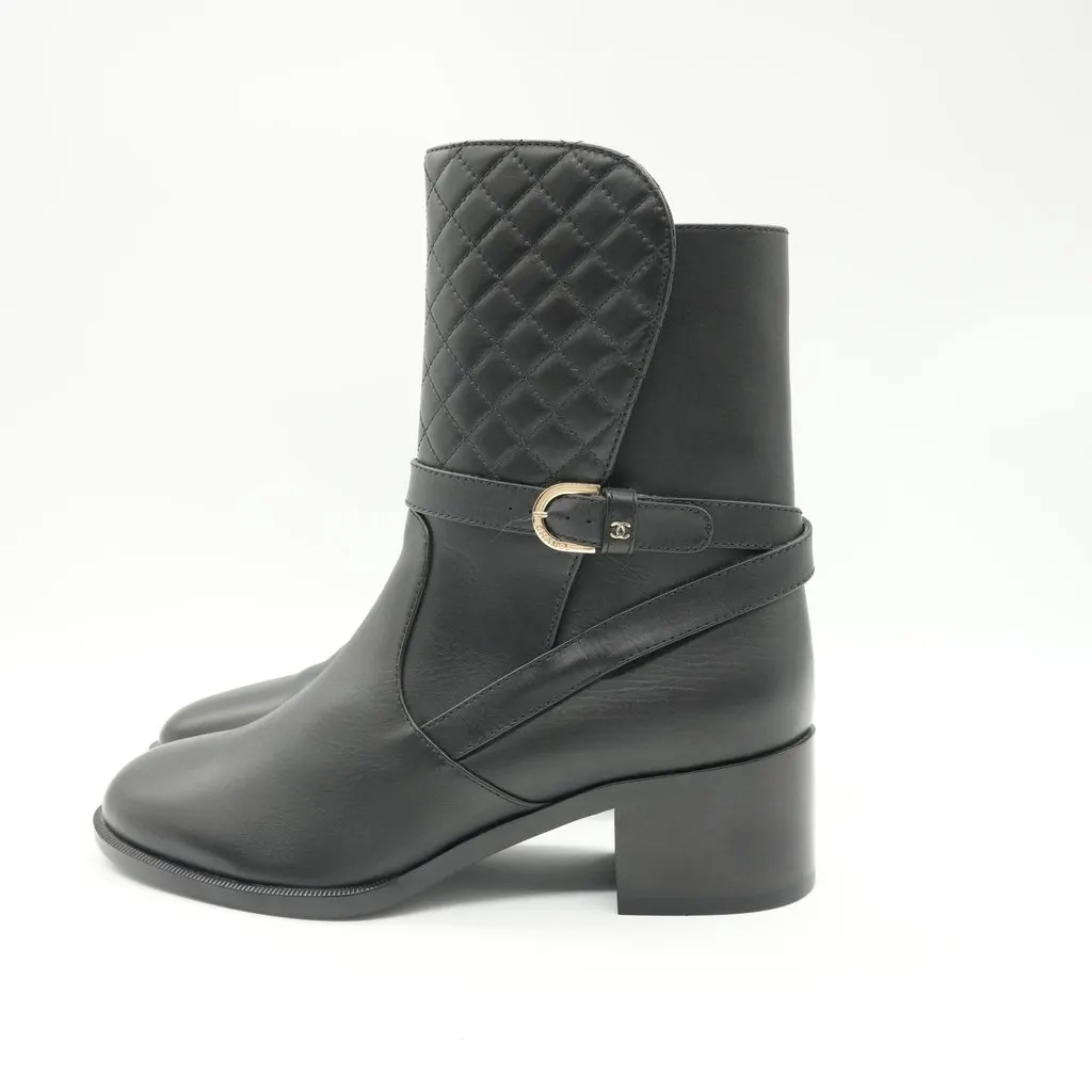Chanel 2018 Interlocking CC Boots Black Leather Good - Model View