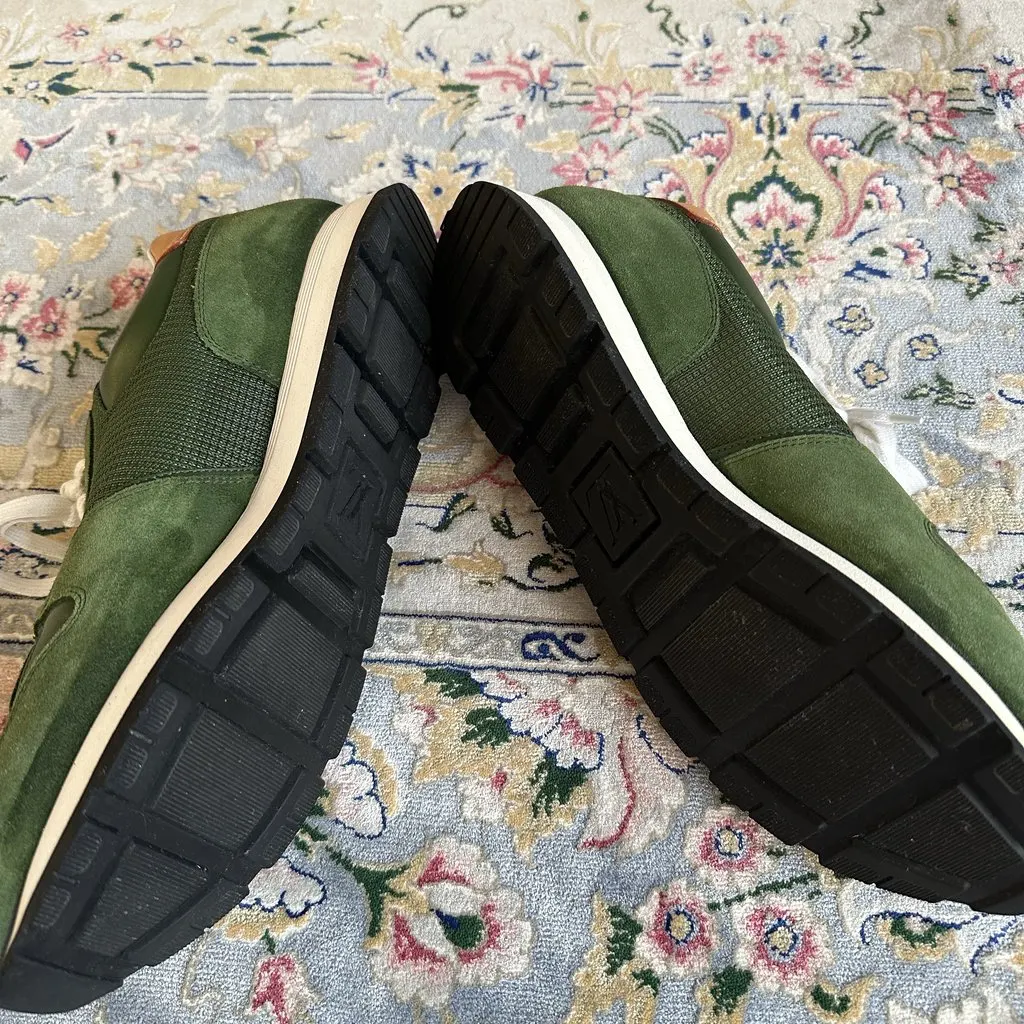 Louis Vuitton Older-season Louis Vuitton sneakers in a distinctive deep green colorway. Green Velvet Very good - Back View