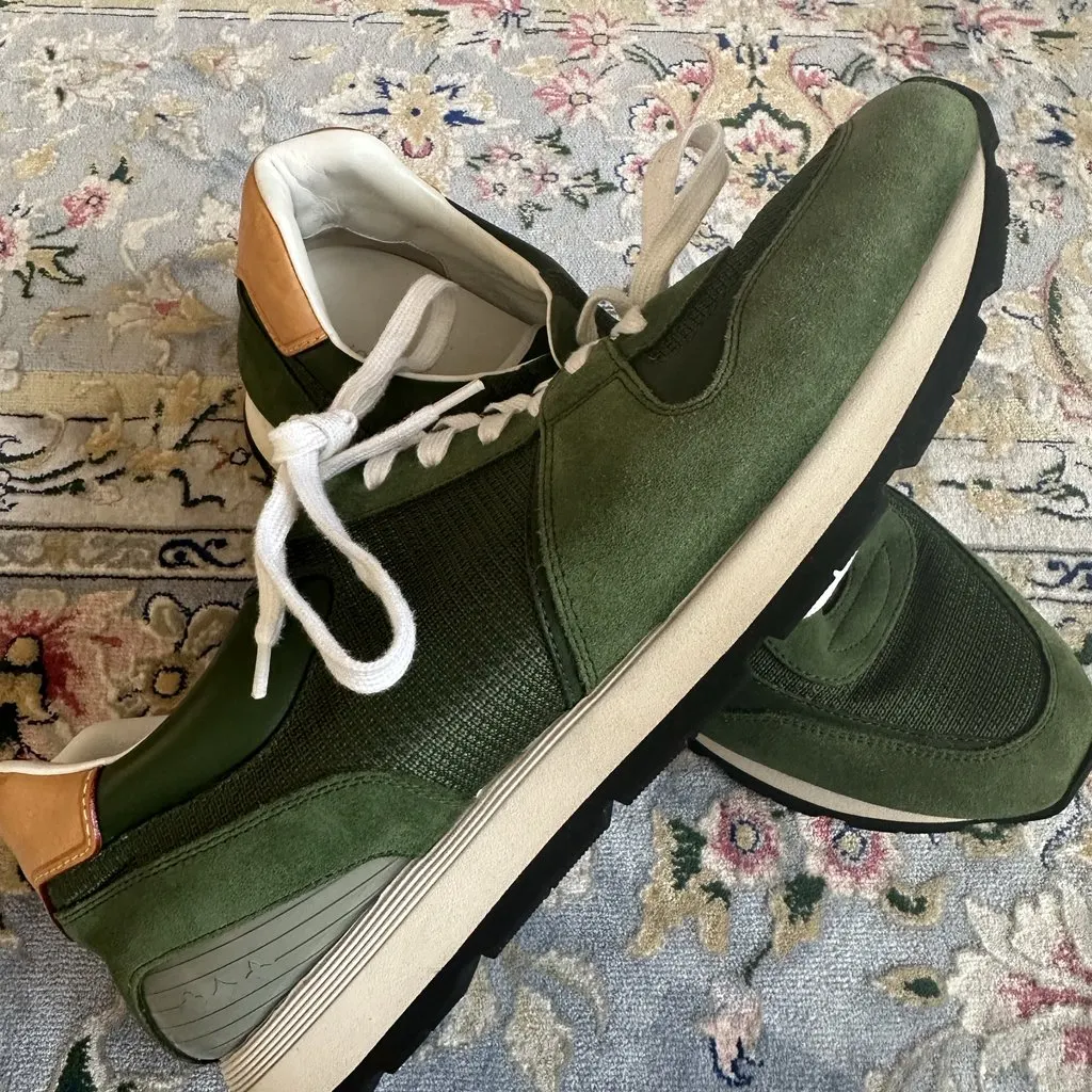 Louis Vuitton Older-season Louis Vuitton sneakers in a distinctive deep green colorway. Green Velvet Very good - Inside View