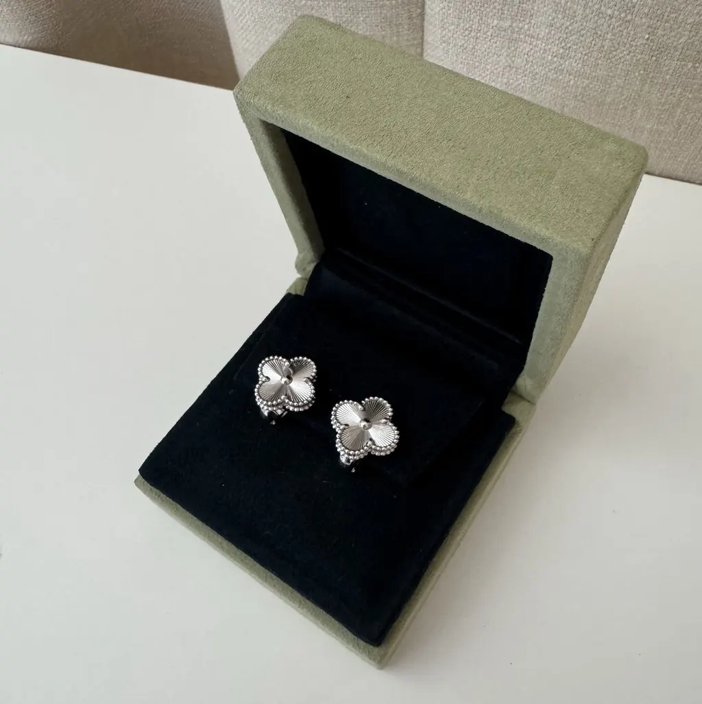 Van Cleef & Arpels Alahambra Silver White Gold Never worn, with tag - Back View
