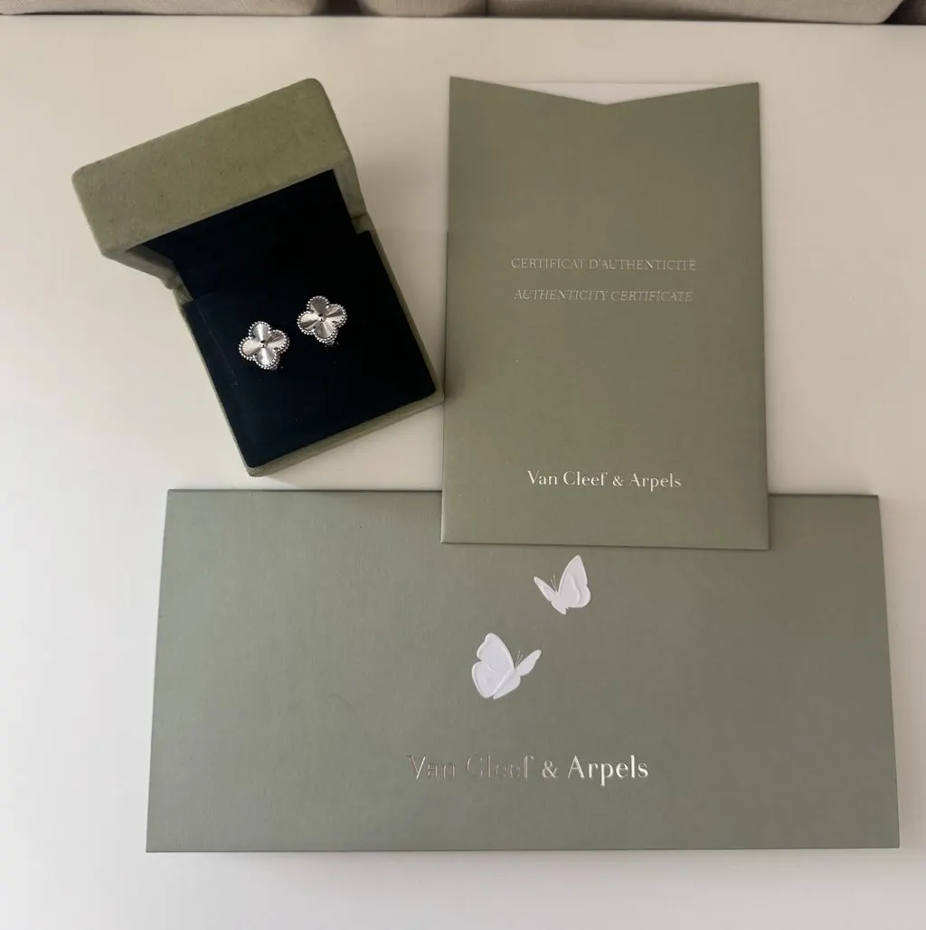 Van Cleef & Arpels Alahambra Silver White Gold Never worn, with tag - Inside View