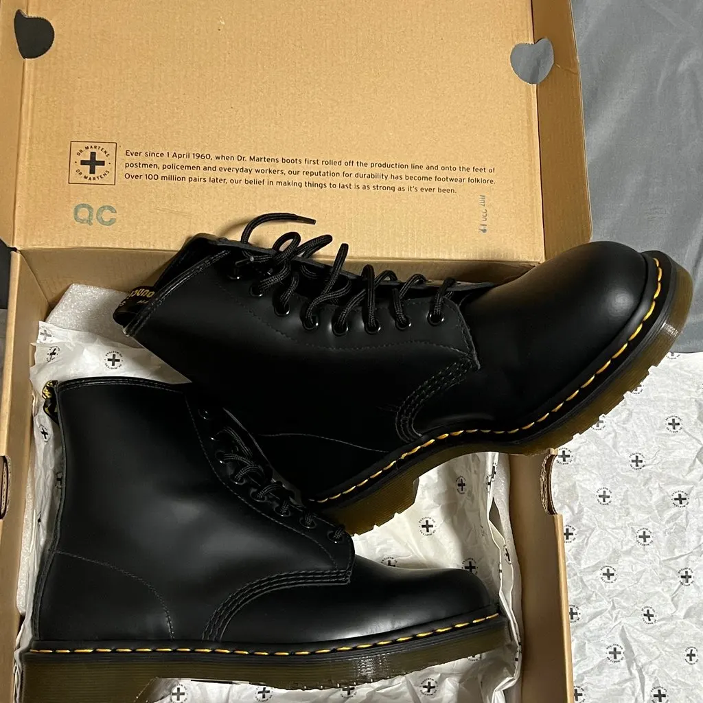 Dr. Martens Dr. Martens 1460 Smooth Leather 8-Eye Boot in black Black Leather Never worn - Model View