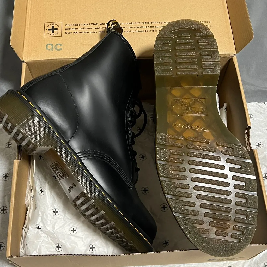 Dr. Martens Dr. Martens 1460 Smooth Leather 8-Eye Boot in black Black Leather Never worn - Box View