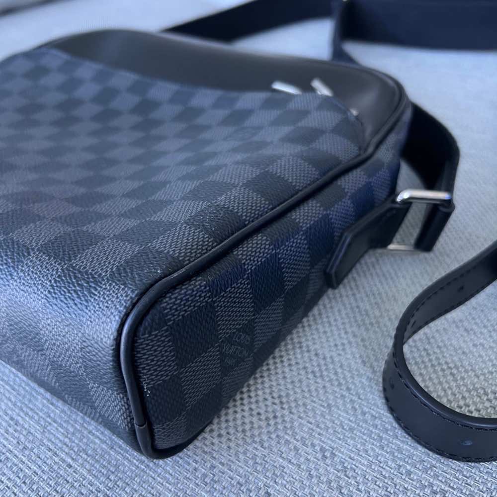 Louis Vuitton Dayton Reporter - Back view